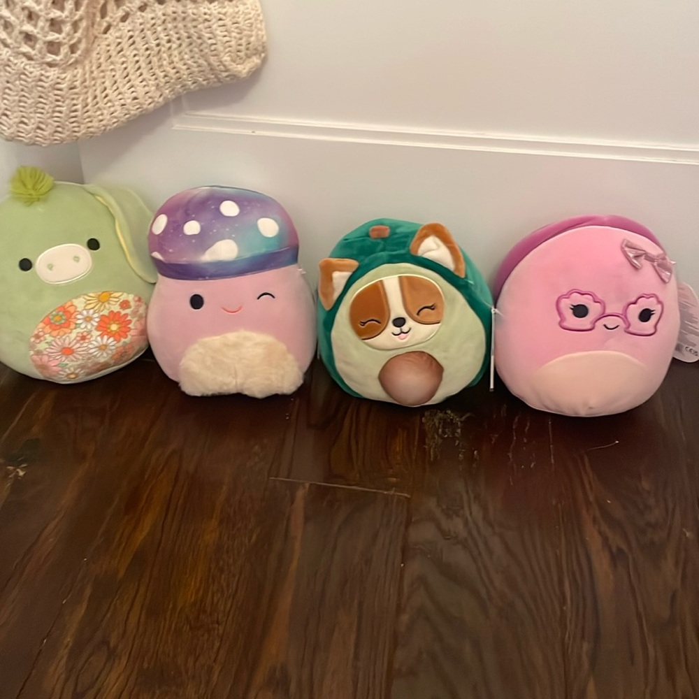 4 medium Squishmallows